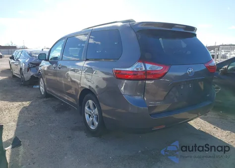 2015 Toyota Sienna Le 8 Passenger z USA, uszkodzony, nr VIN 5TDKK3DC0FS672722